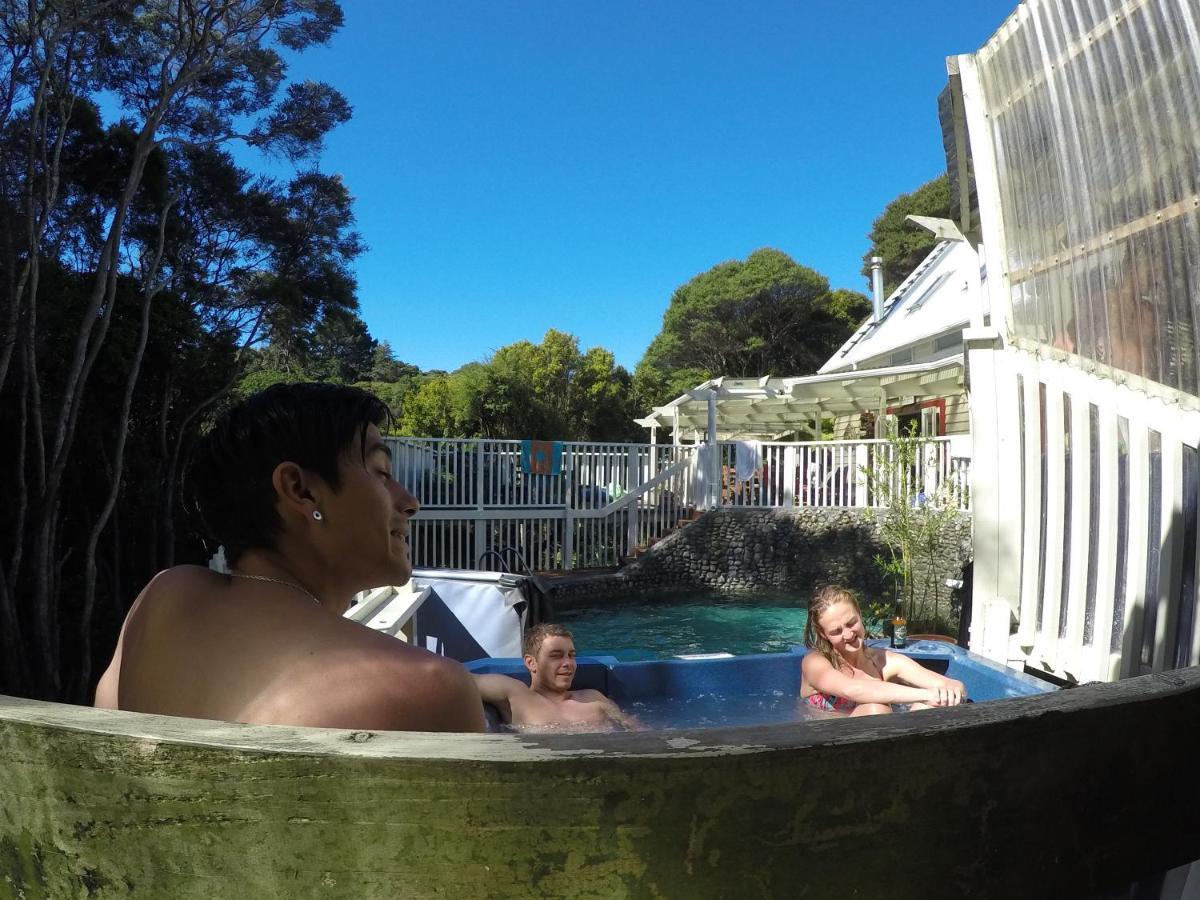 Hekerua Lodge Backpackers Oneroa Exterior foto