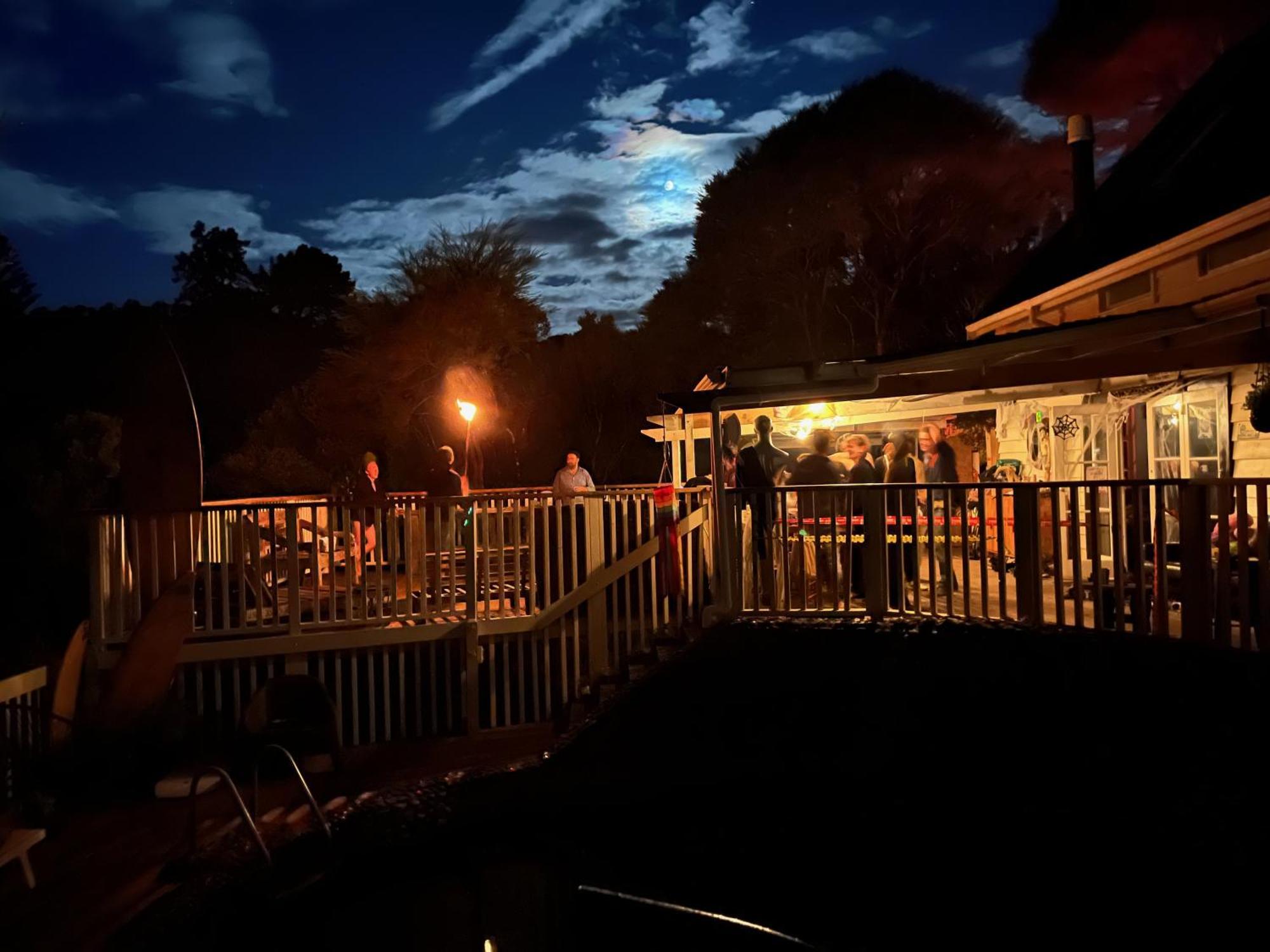 Hekerua Lodge Backpackers Oneroa Exterior foto