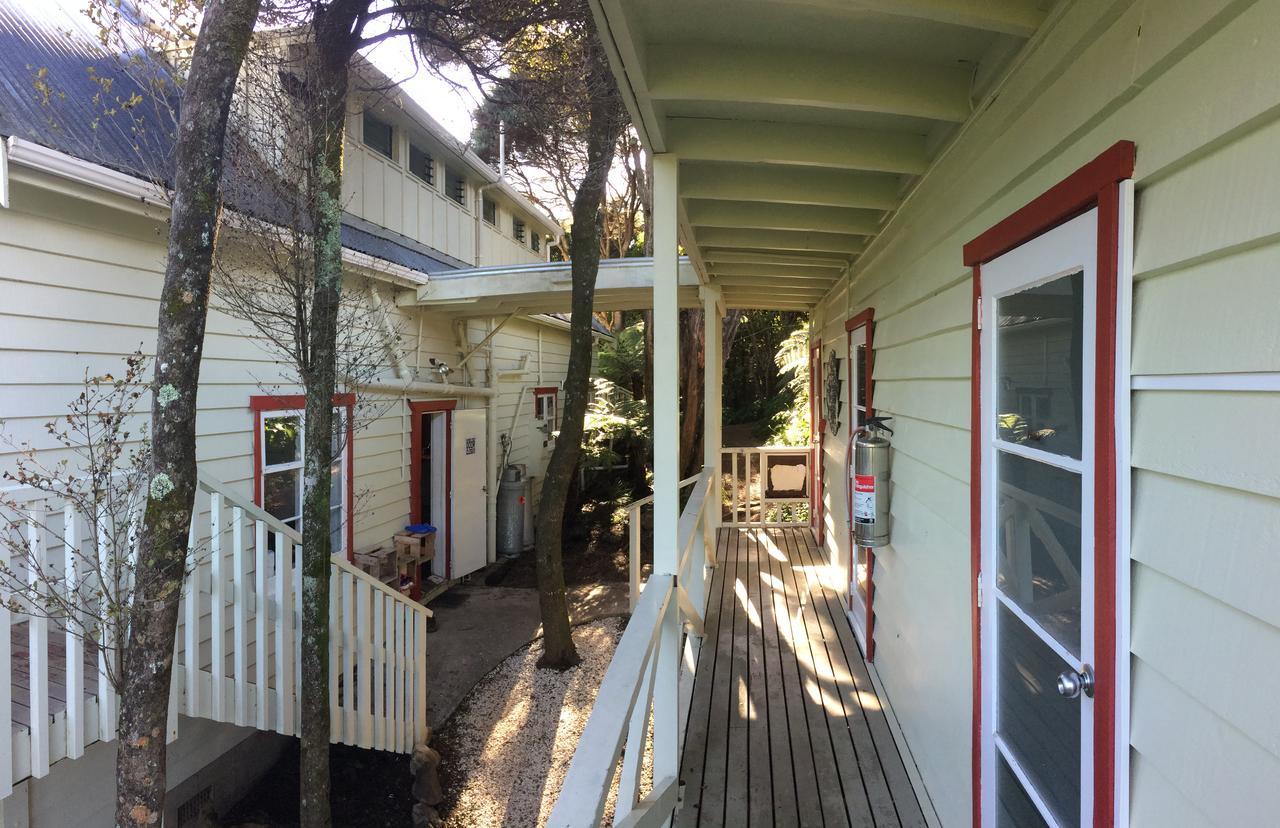 Hekerua Lodge Backpackers Oneroa Exterior foto